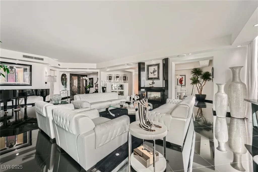 2857 Paradise, Las Vegas, NV 89109