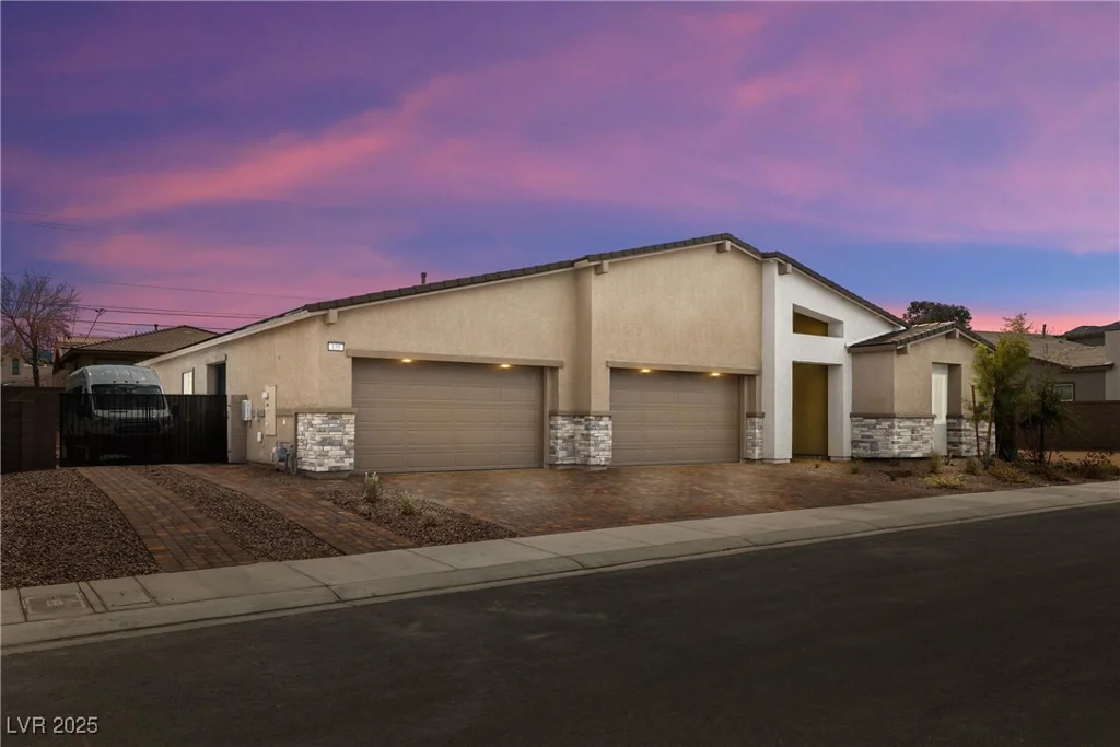 135 Barnett Crest, Henderson, NV 89015