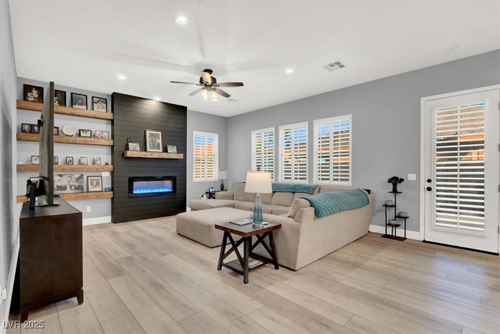 8102 Villa De La Playa, Las Vegas, NV 89131