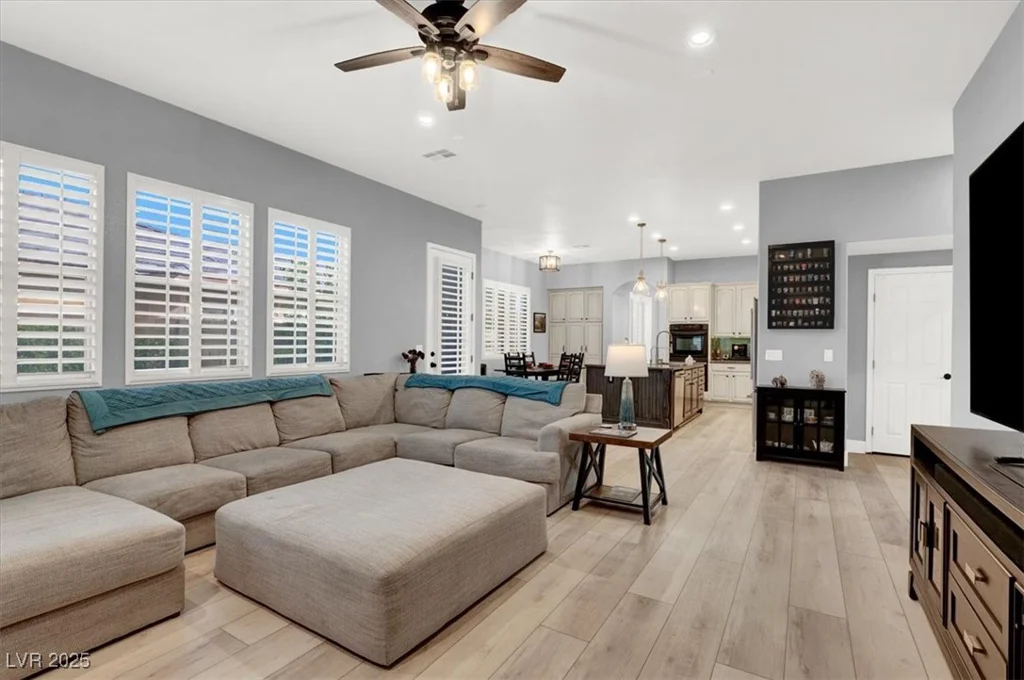 8102 Villa De La Playa, Las Vegas, NV 89131
