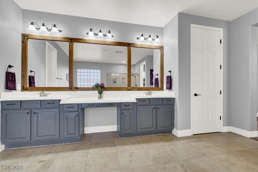 8102 Villa De La Playa, Las Vegas, NV 89131