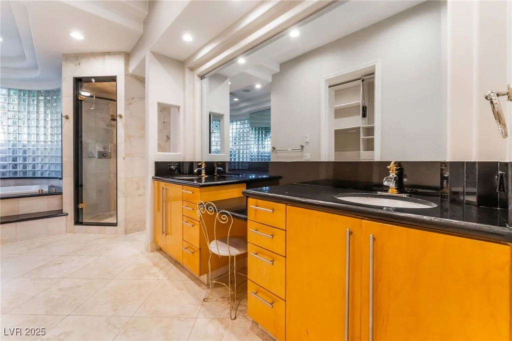 2221 Glenbrook, Las Vegas, NV 89117