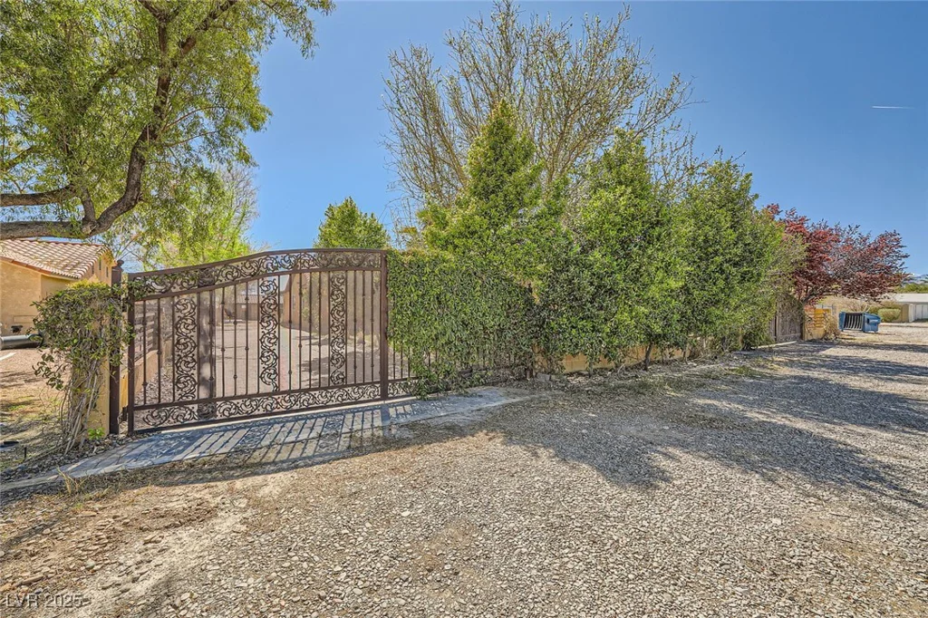 6151 Whispering Sands, Las Vegas, NV 89131