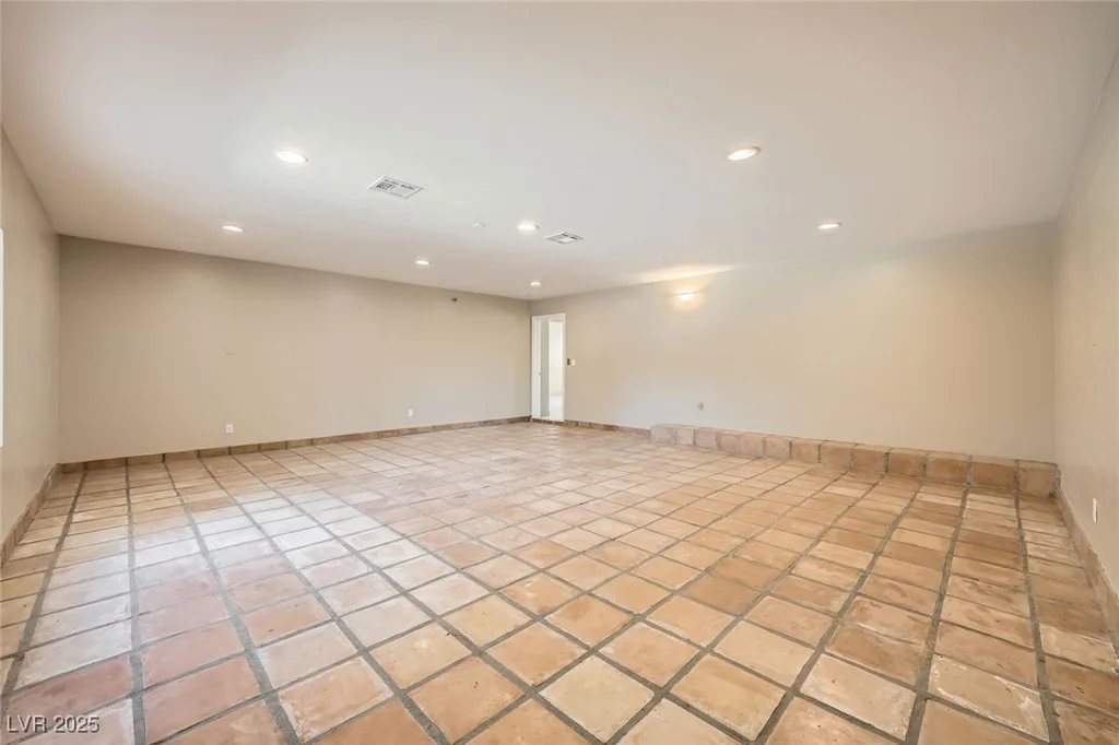 6151 Whispering Sands, Las Vegas, NV 89131
