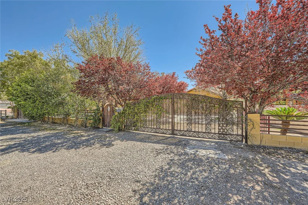 6151 Whispering Sands, Las Vegas, NV 89131