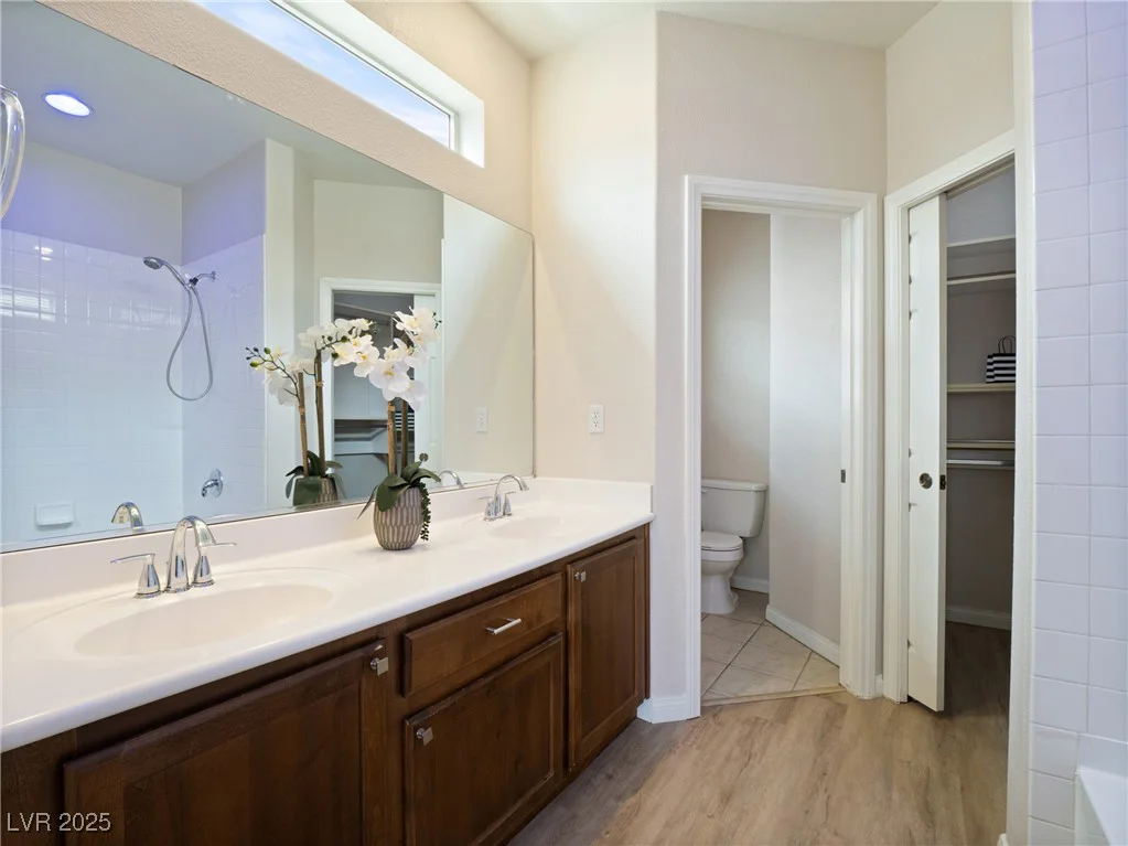 6237 Glimmering Light, Las Vegas, NV 89139