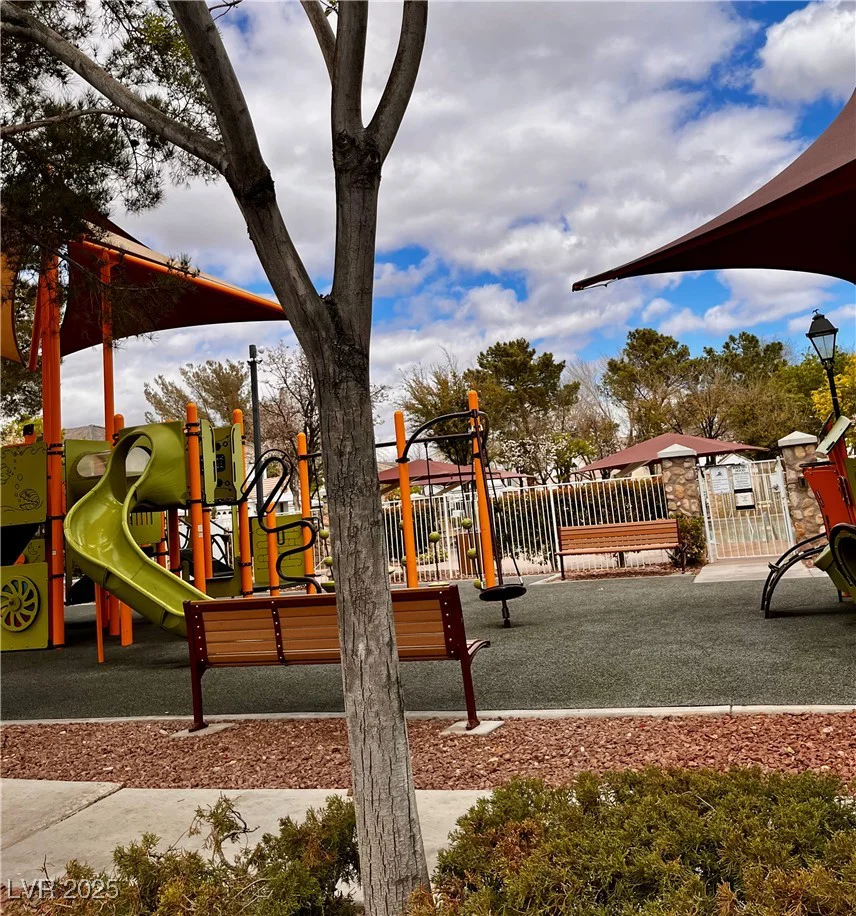 6237 Glimmering Light, Las Vegas, NV 89139