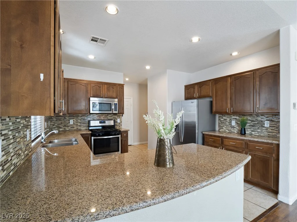 6237 Glimmering Light, Las Vegas, NV 89139