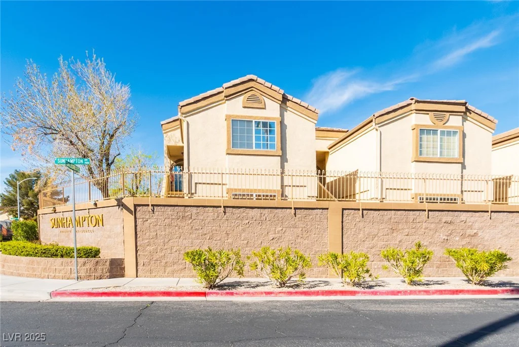 7061 Roscoe, Las Vegas, NV 89129