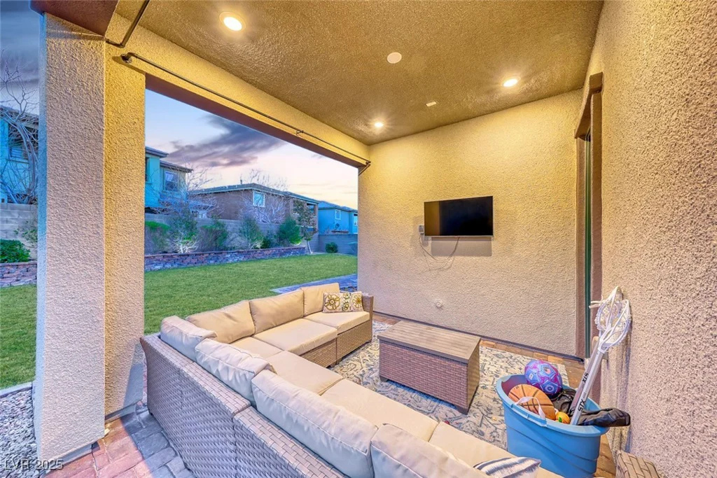 940 Riverlawn, Las Vegas, NV 89138