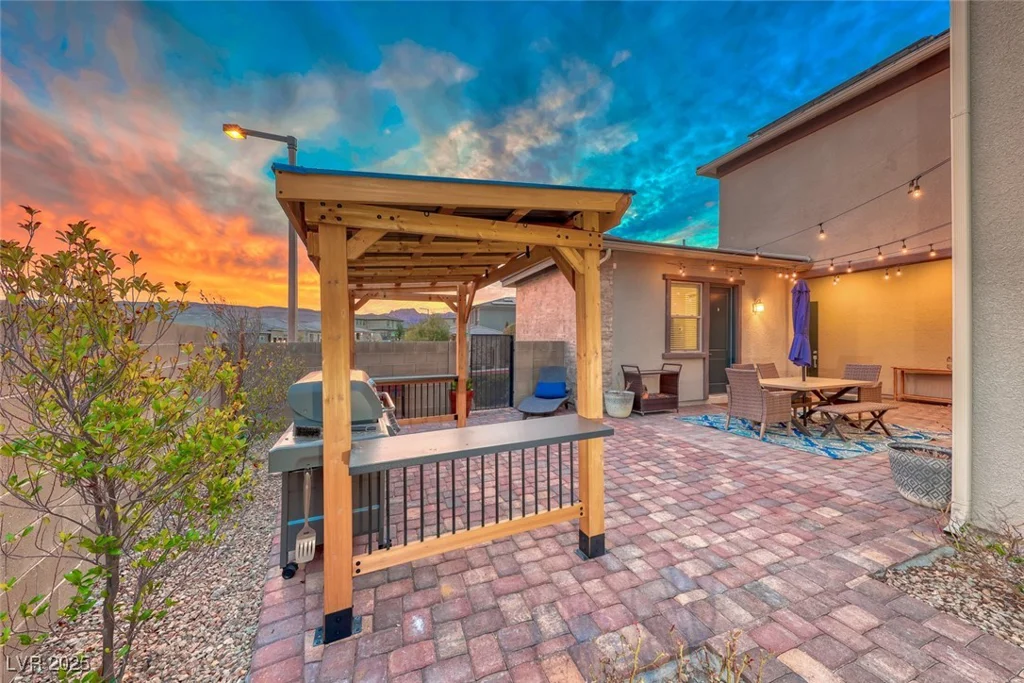 940 Riverlawn, Las Vegas, NV 89138