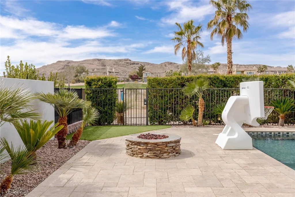 2001 Alcova Ridge, Las Vegas, NV 89135