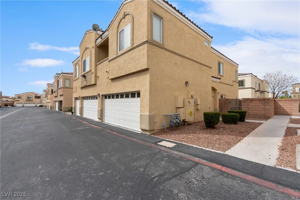 6325 Snap Ridge, North Las Vegas, NV 89081