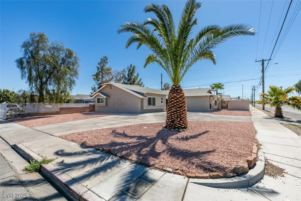 1900 Oakey, Las Vegas, NV 89104
