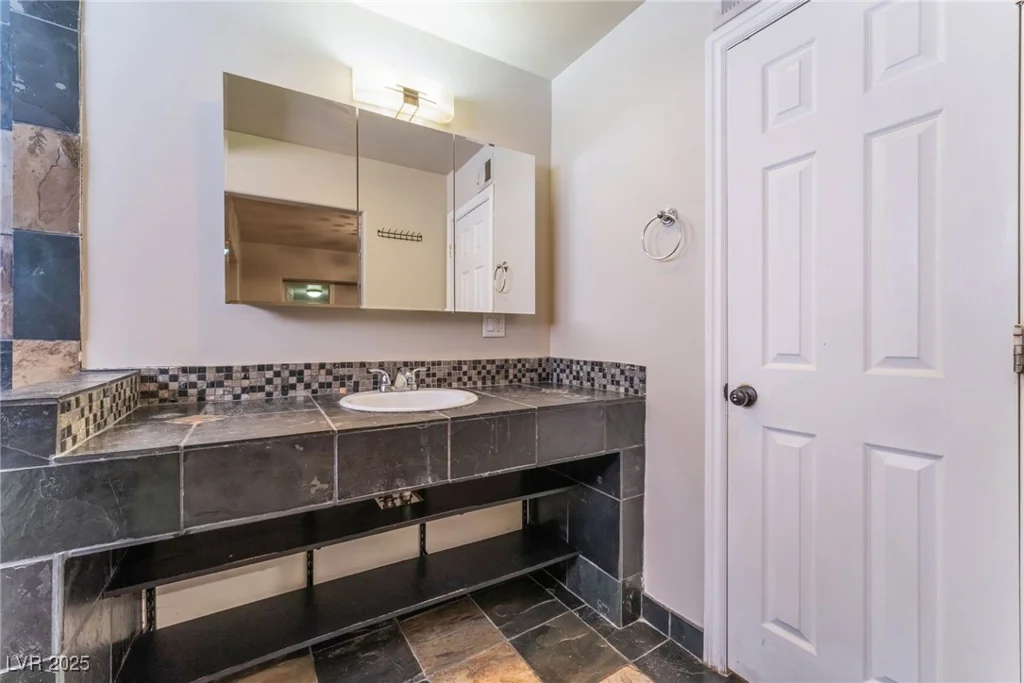 6213 Burgundy, Las Vegas, NV 89107