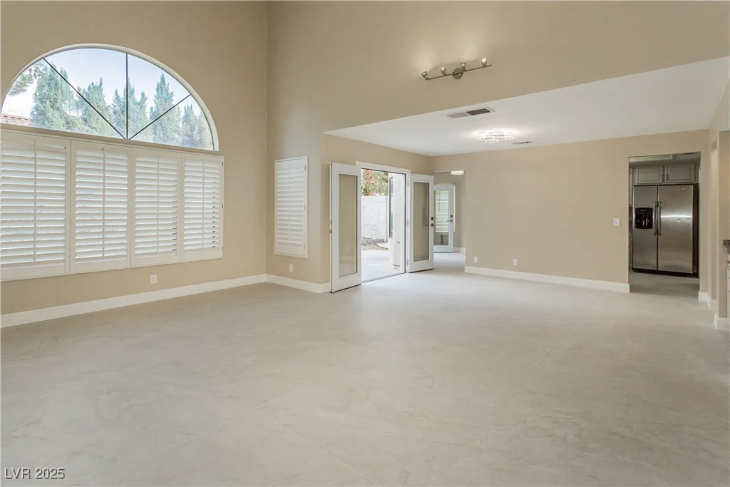 9004 Crystal Glass, Las Vegas, NV 89117