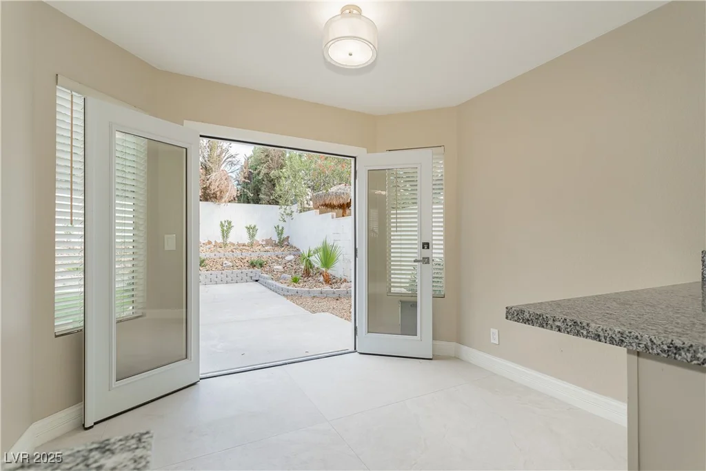 9004 Crystal Glass, Las Vegas, NV 89117