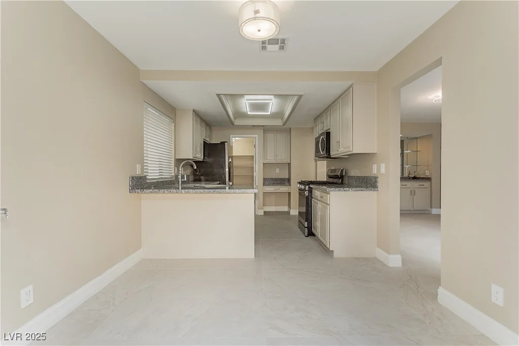9004 Crystal Glass, Las Vegas, NV 89117