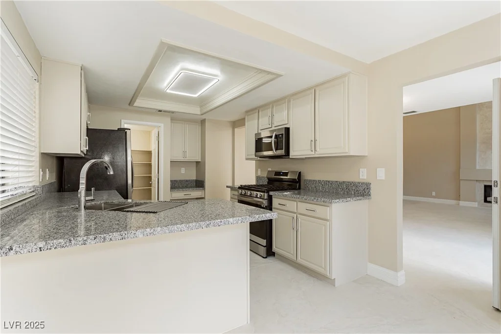 9004 Crystal Glass, Las Vegas, NV 89117