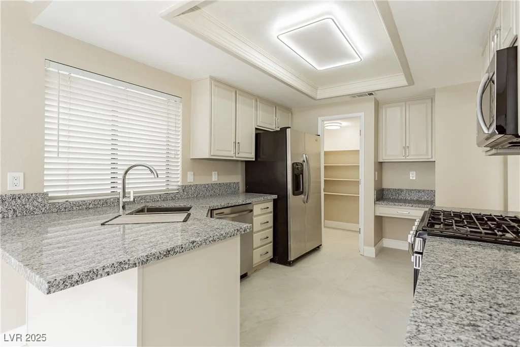 9004 Crystal Glass, Las Vegas, NV 89117