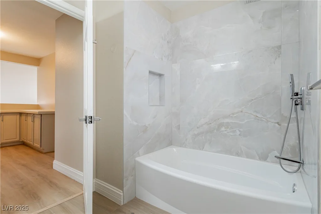 9004 Crystal Glass, Las Vegas, NV 89117