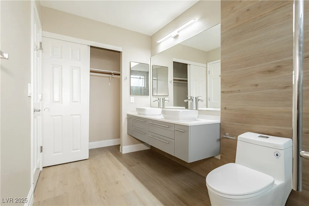 9004 Crystal Glass, Las Vegas, NV 89117