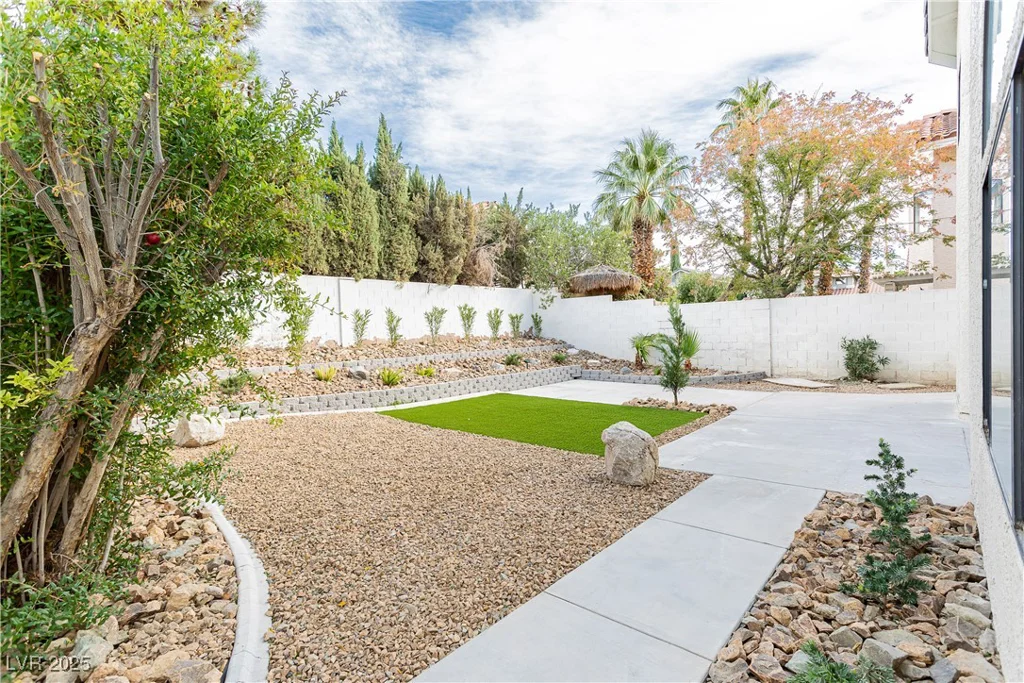 9004 Crystal Glass, Las Vegas, NV 89117
