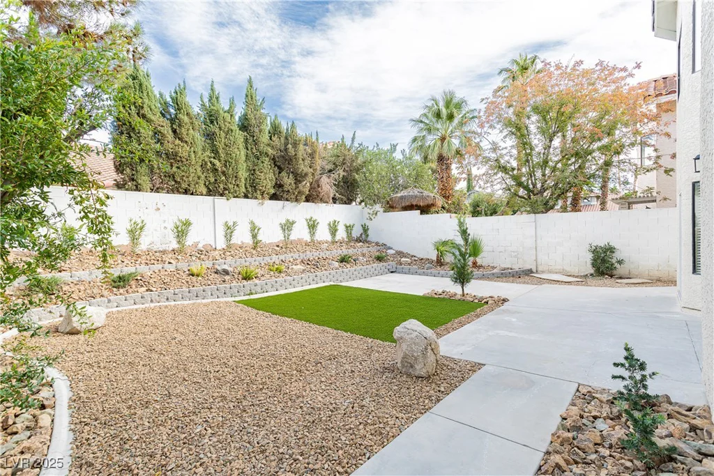 9004 Crystal Glass, Las Vegas, NV 89117