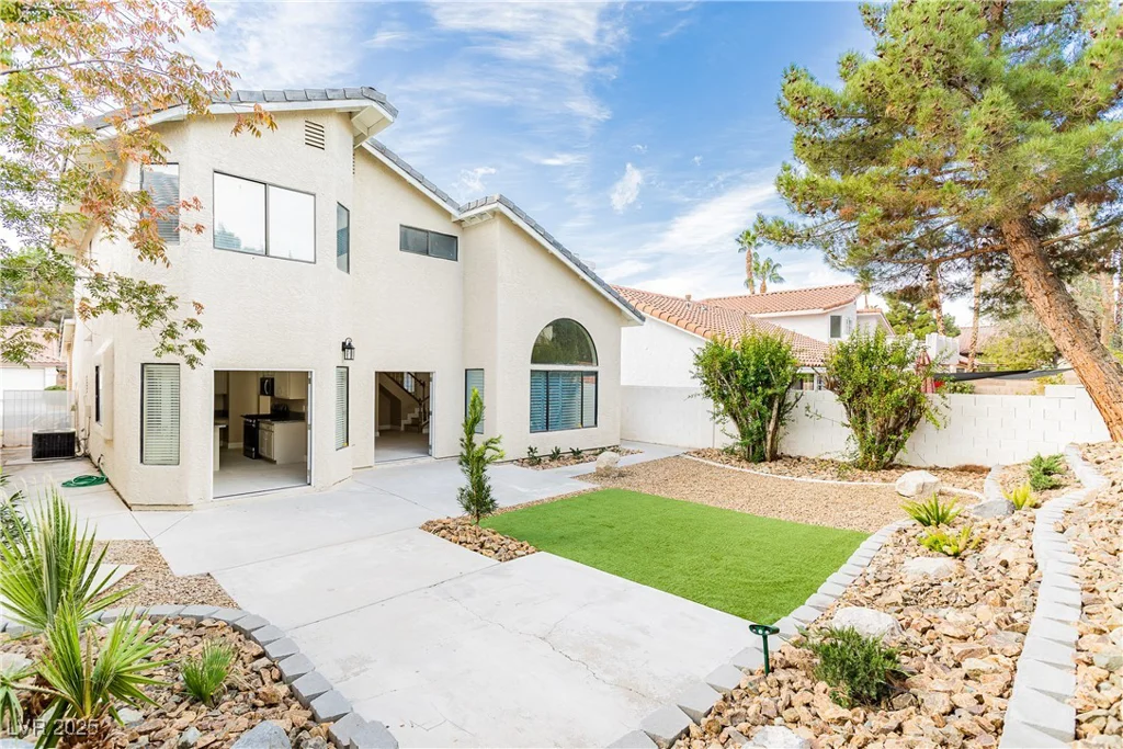 9004 Crystal Glass, Las Vegas, NV 89117