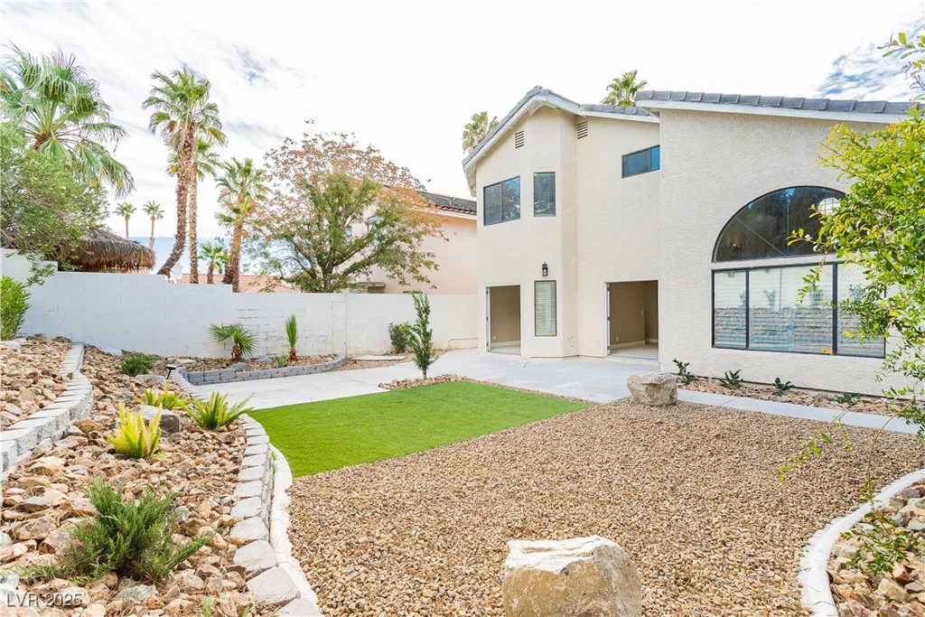 9004 Crystal Glass, Las Vegas, NV 89117