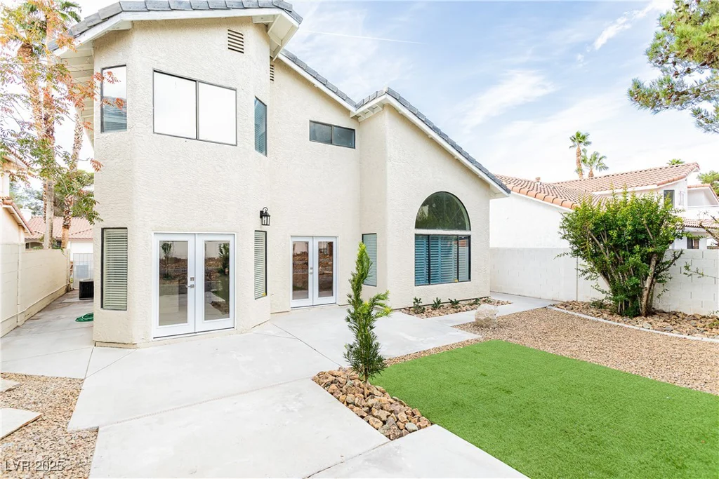 9004 Crystal Glass, Las Vegas, NV 89117