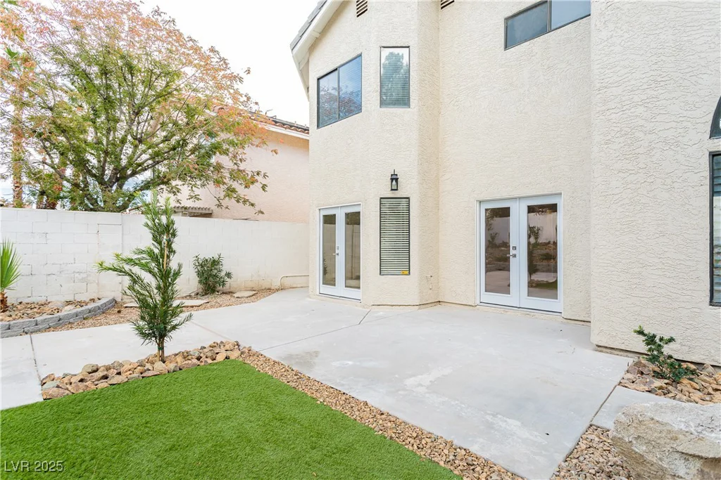 9004 Crystal Glass, Las Vegas, NV 89117