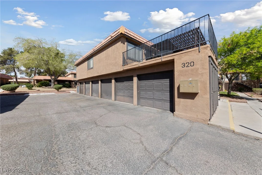320 Shadybrook, Las Vegas, NV 89107