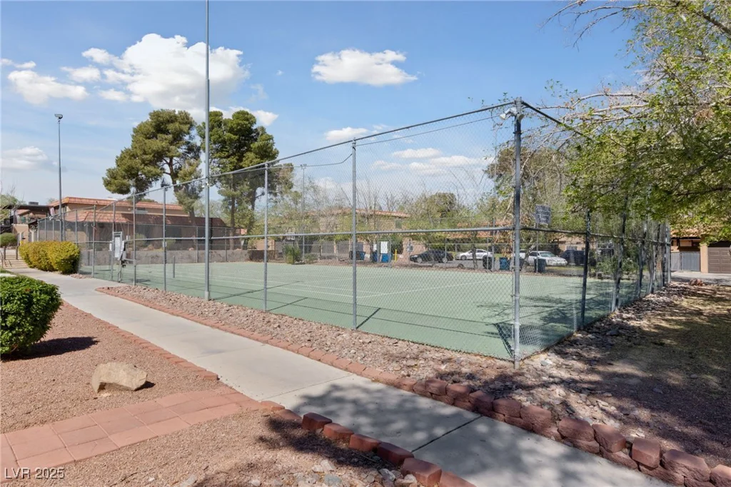 320 Shadybrook, Las Vegas, NV 89107