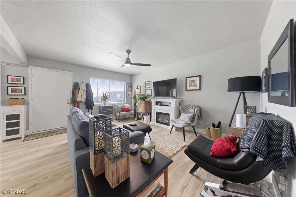 320 Shadybrook, Las Vegas, NV 89107