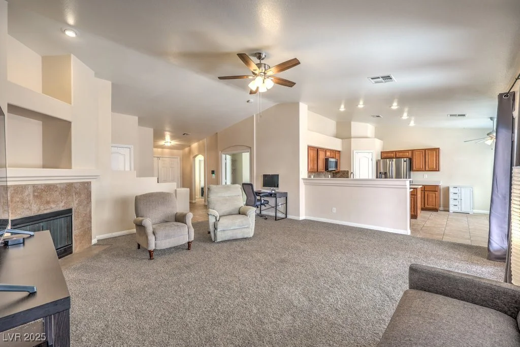 6217 Statue, North Las Vegas, NV 89081