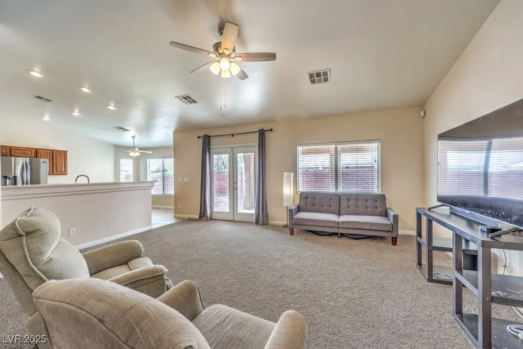 6217 Statue, North Las Vegas, NV 89081