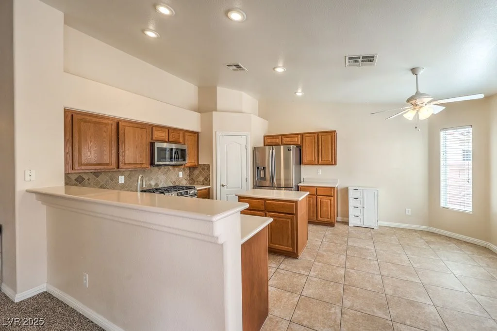 6217 Statue, North Las Vegas, NV 89081