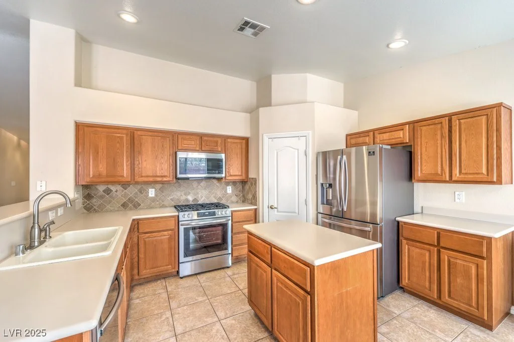 6217 Statue, North Las Vegas, NV 89081