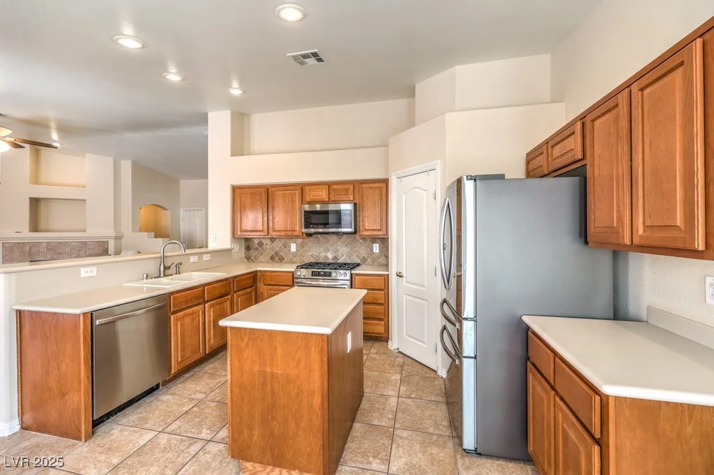 6217 Statue, North Las Vegas, NV 89081