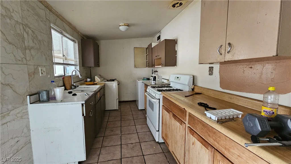 2125 Flower, North Las Vegas, NV 89030