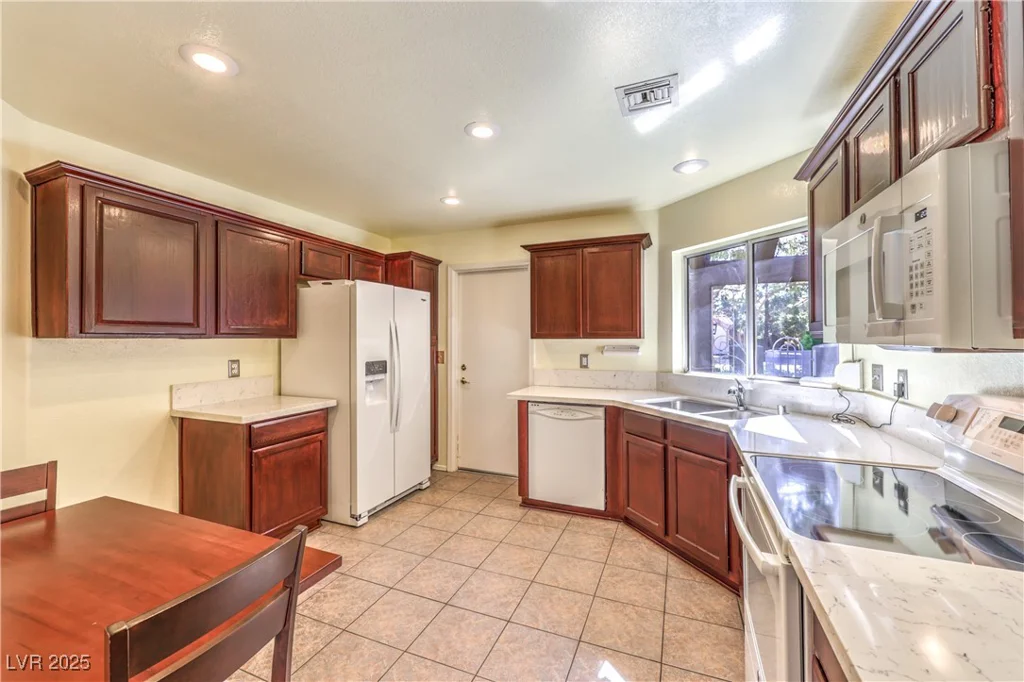 8552 DESERT HOLLY, Las Vegas, NV 89134