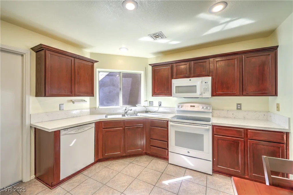 8552 DESERT HOLLY, Las Vegas, NV 89134