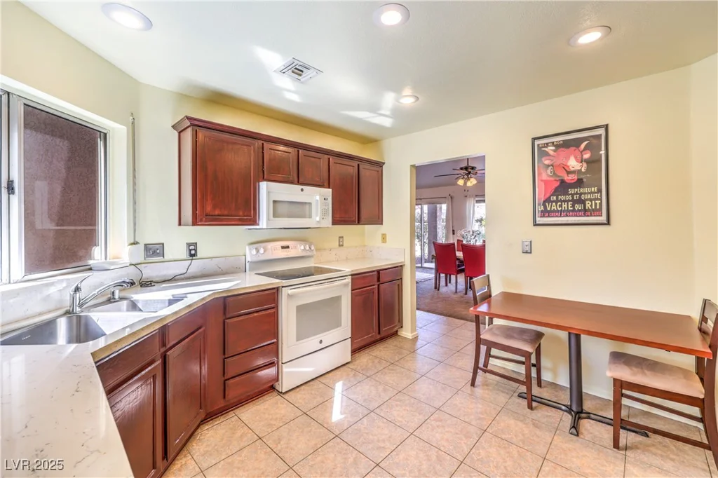 8552 DESERT HOLLY, Las Vegas, NV 89134