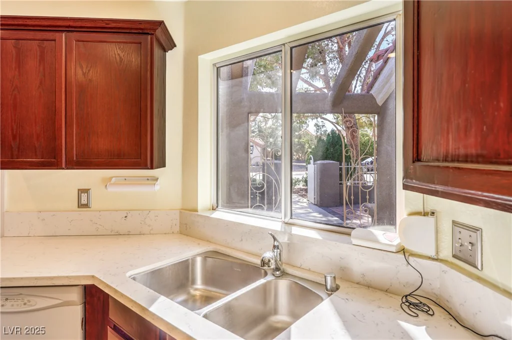 8552 DESERT HOLLY, Las Vegas, NV 89134