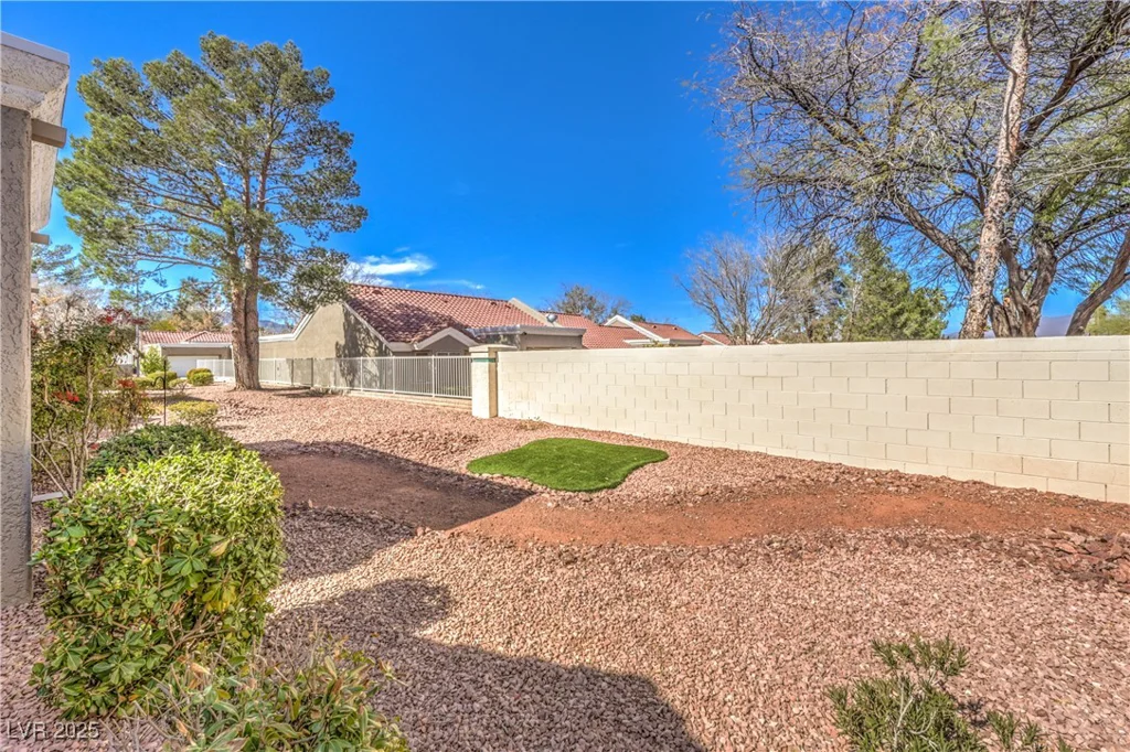 8552 DESERT HOLLY, Las Vegas, NV 89134