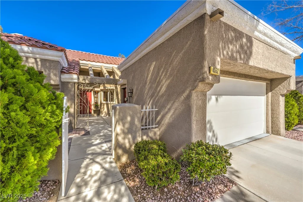 8552 DESERT HOLLY, Las Vegas, NV 89134