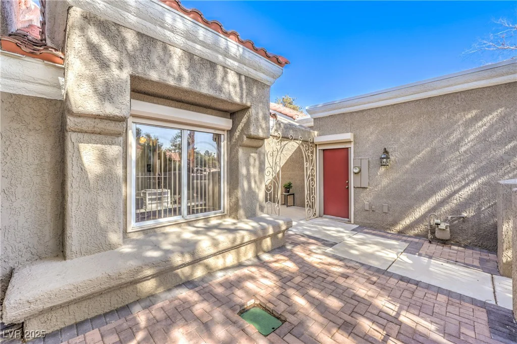 8552 DESERT HOLLY, Las Vegas, NV 89134