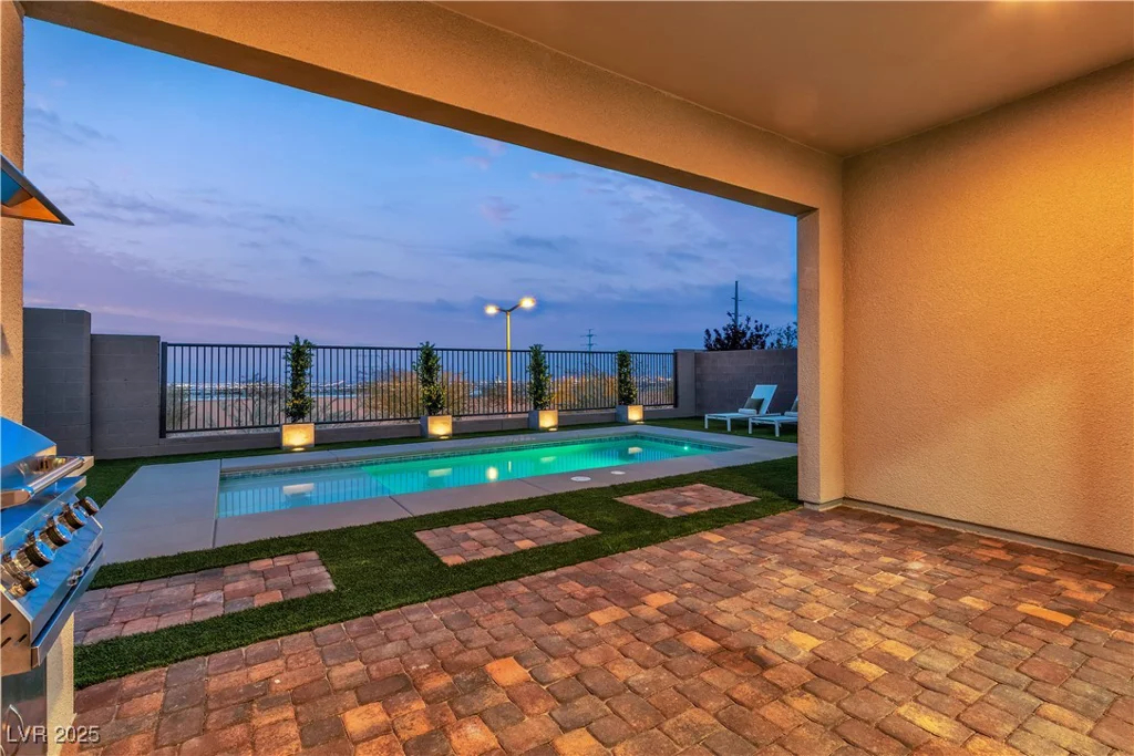 154 Nine Mile Creek, Las Vegas, NV 89138