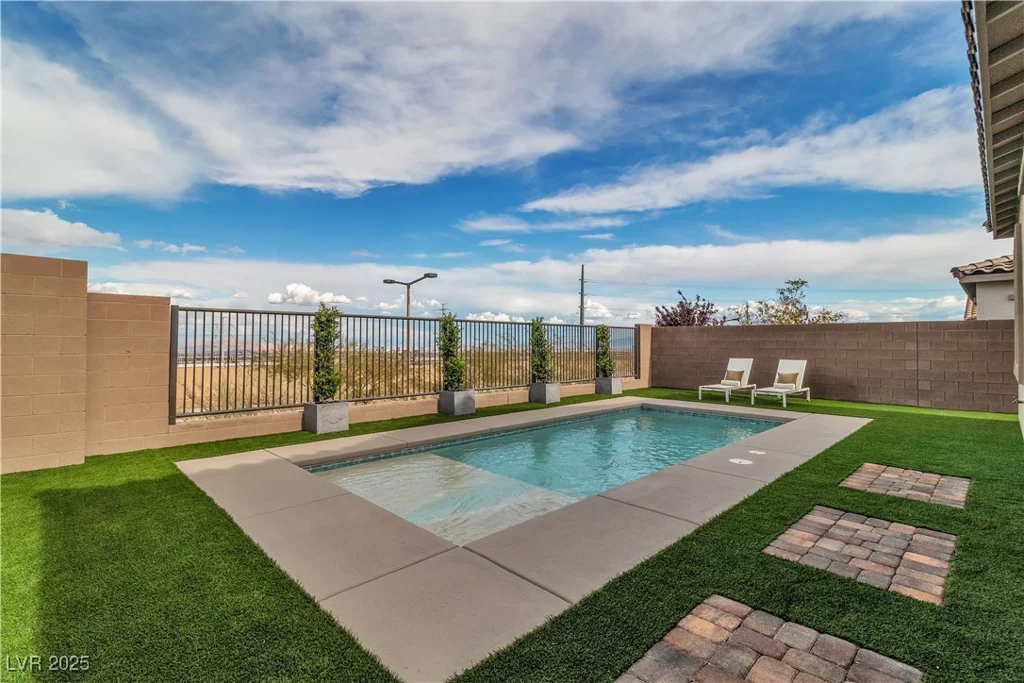 154 Nine Mile Creek, Las Vegas, NV 89138